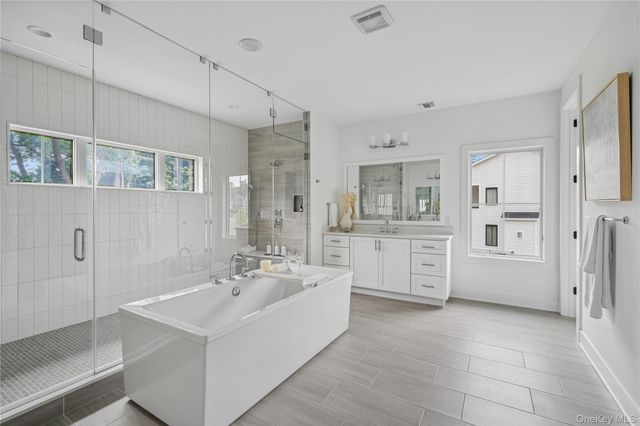 14 Sequoia Circle, Manhasset, NY 11030