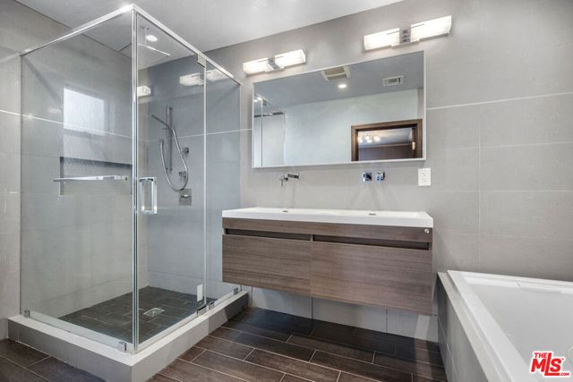 3084 St George Street, Los Angeles, CA 90027
