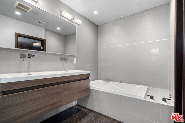 3084 St George Street, Los Angeles, CA 90027