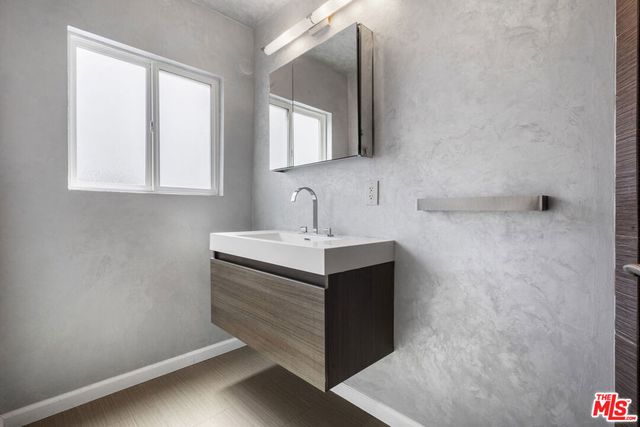 3084 St George Street, Los Angeles, CA 90027