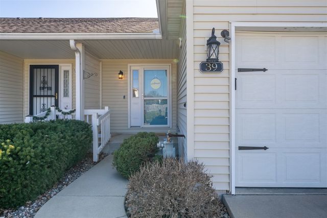 39 Oak Park Road, Bloomington, IL 61701