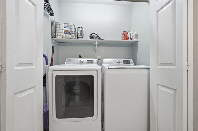 39 Oak Park Road, Bloomington, IL 61701