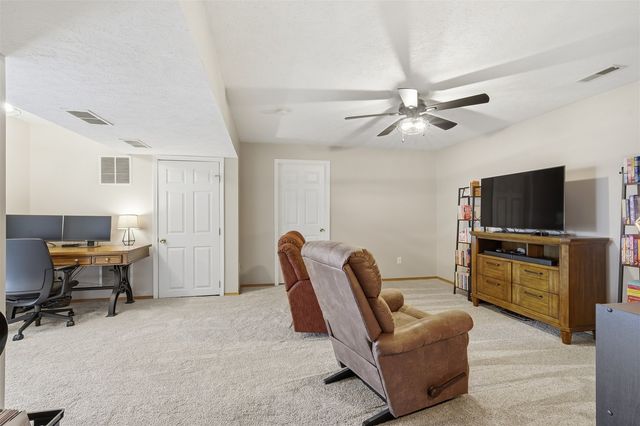 39 Oak Park Road, Bloomington, IL 61701