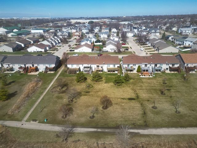 39 Oak Park Road, Bloomington, IL 61701