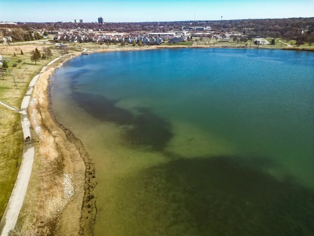 39 Oak Park Road, Bloomington, IL 61701
