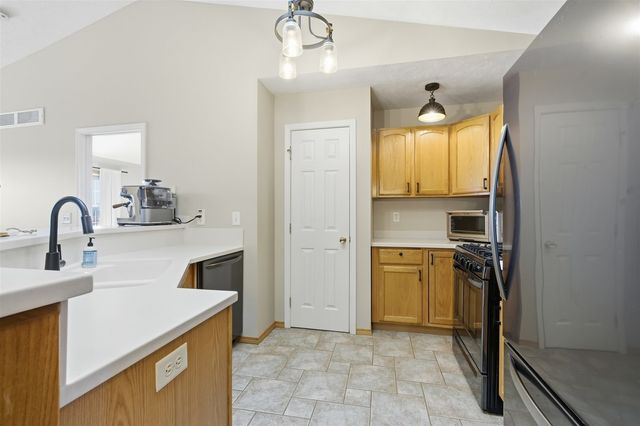 39 Oak Park Road, Bloomington, IL 61701