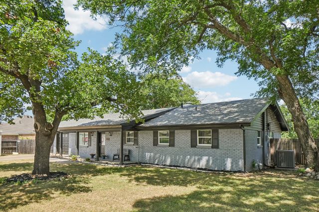 1224 Trailwood Drive, Hurst, TX 76053