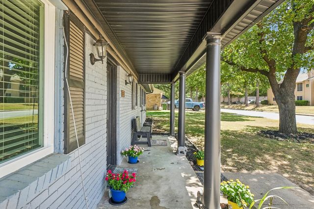 1224 Trailwood Drive, Hurst, TX 76053