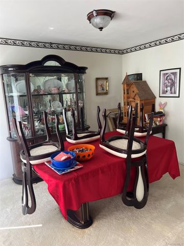 82 Chestnut Street, Mount Sinai, NY 11766