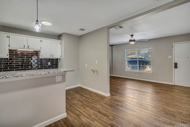8815 Oakbrook St, San Antonio, TX 78221