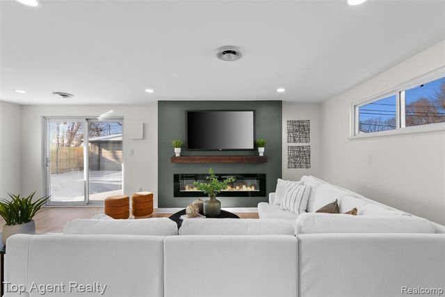 28001 Elba Street, Saint Clair Shores, MI 48081