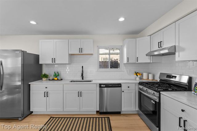 28001 Elba Street, Saint Clair Shores, MI 48081