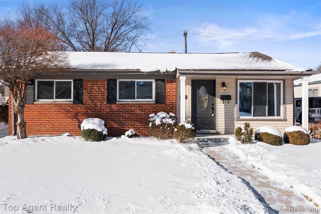 28001 Elba Street, Saint Clair Shores, MI 48081