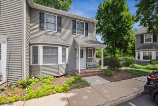 32 Village Ct, Bound Brook Boro, NJ 08805