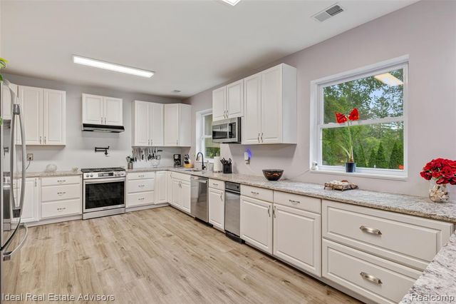6304 Hiawatha Road, Whitmore Lake, MI 48189