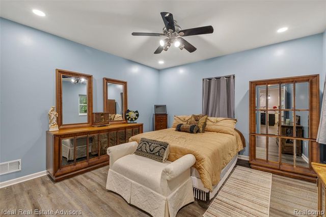 6304 Hiawatha Road, Whitmore Lake, MI 48189
