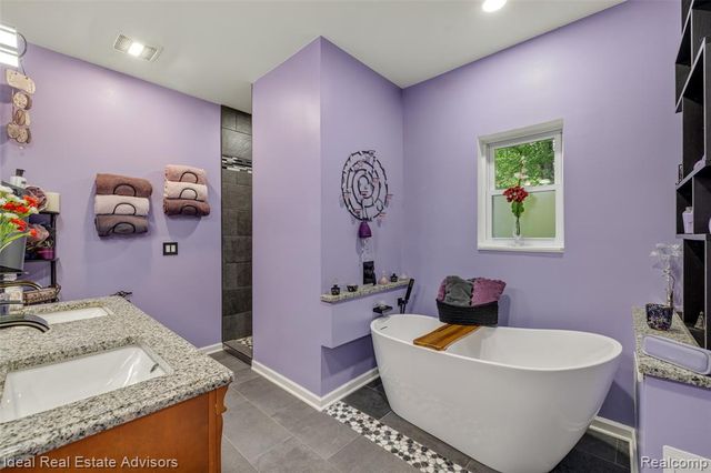6304 Hiawatha Road, Whitmore Lake, MI 48189