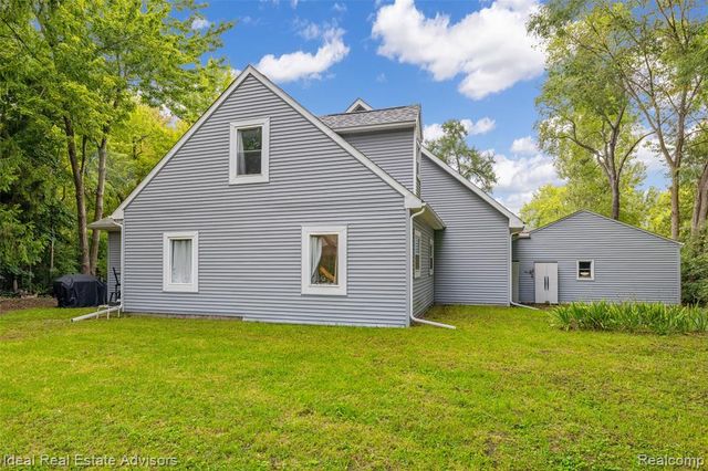 6304 Hiawatha Road, Whitmore Lake, MI 48189