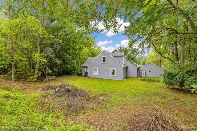 6304 Hiawatha Road, Whitmore Lake, MI 48189