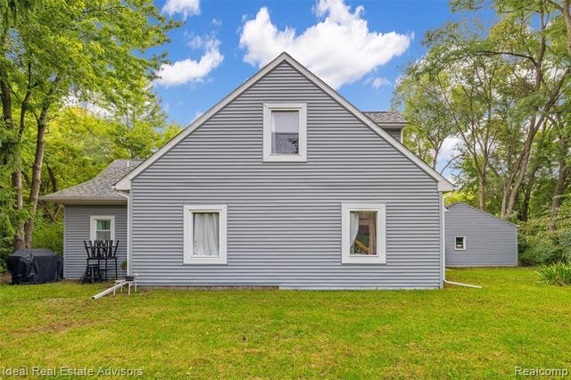 6304 Hiawatha Road, Whitmore Lake, MI 48189