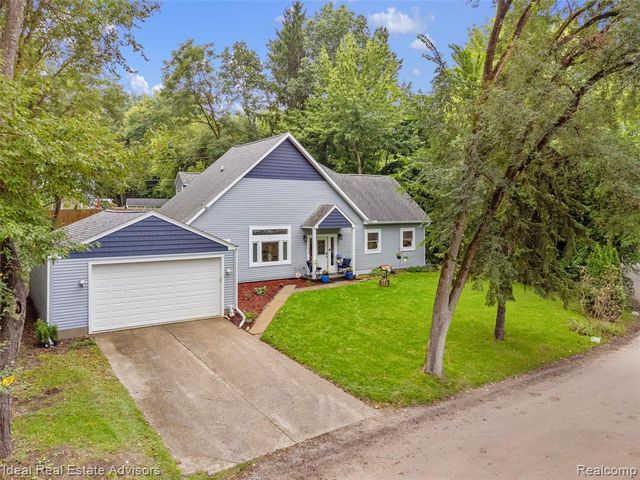 6304 Hiawatha Road, Whitmore Lake, MI 48189