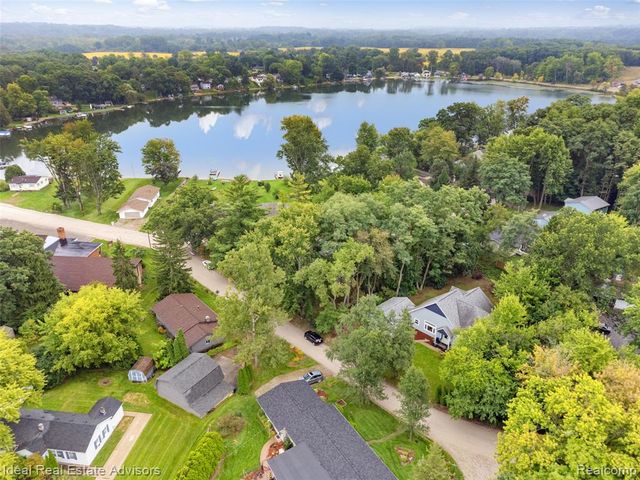 6304 Hiawatha Road, Whitmore Lake, MI 48189