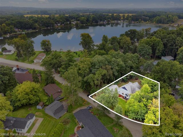 6304 Hiawatha Road, Whitmore Lake, MI 48189