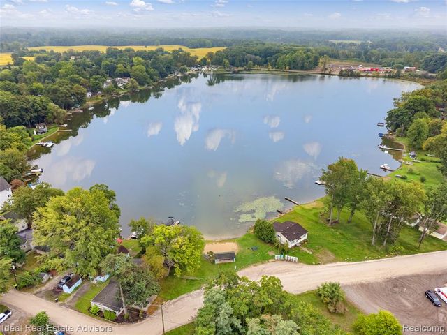 6304 Hiawatha Road, Whitmore Lake, MI 48189