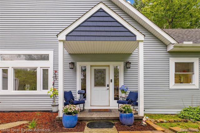 6304 Hiawatha Road, Whitmore Lake, MI 48189