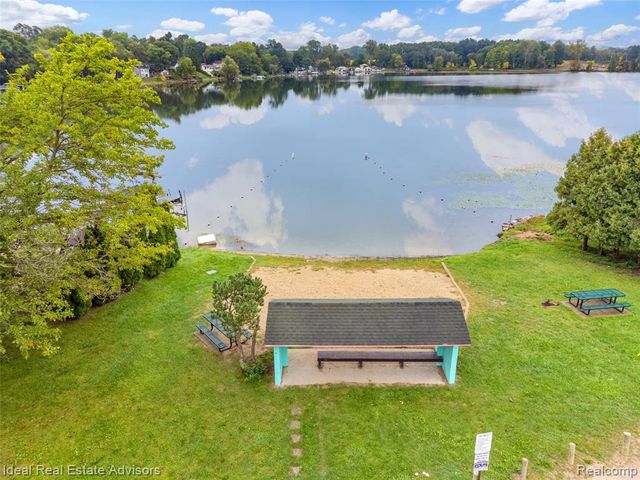 6304 Hiawatha Road, Whitmore Lake, MI 48189