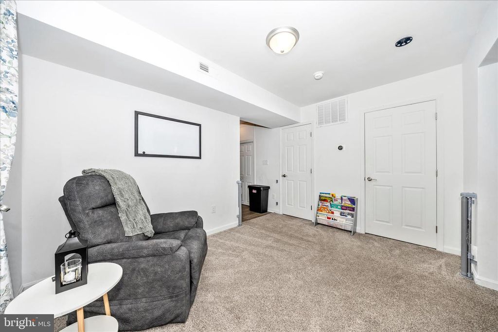 Image 9 of property listing at 916 HARWOOD RD #B, Hagerstown, MD 21740