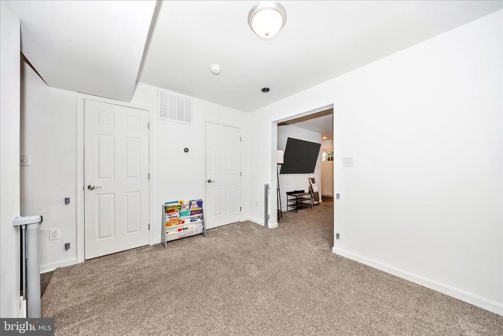 Image 10 of property listing at 916 HARWOOD RD #B, Hagerstown, MD 21740