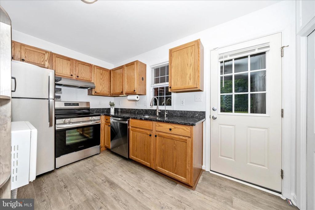 Image 14 of property listing at 916 HARWOOD RD #B, Hagerstown, MD 21740