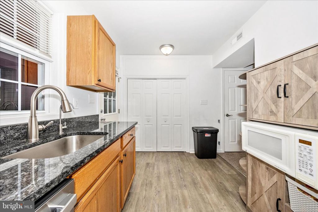 Image 16 of property listing at 916 HARWOOD RD #B, Hagerstown, MD 21740