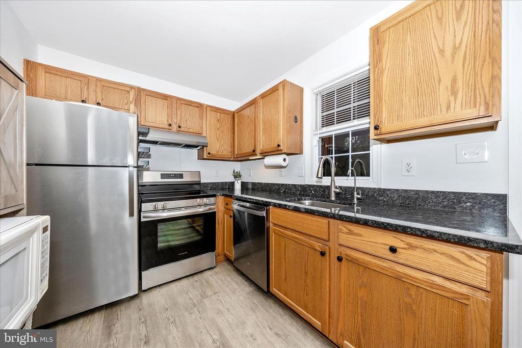 Image 20 of property listing at 916 HARWOOD RD #B, Hagerstown, MD 21740