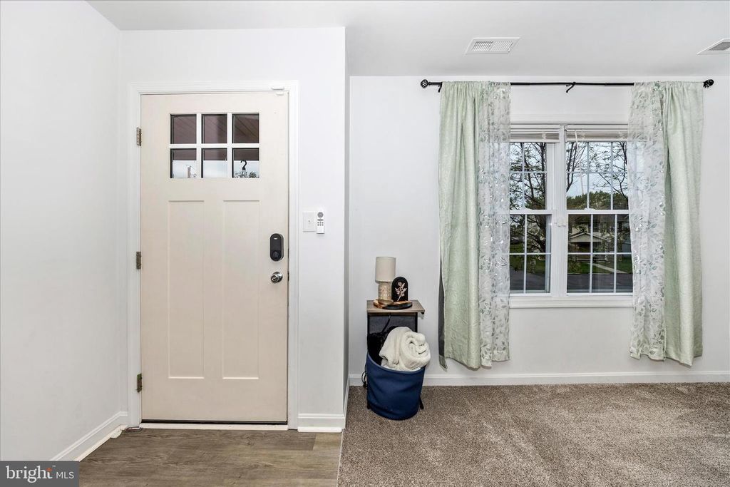 Image 2 of property listing at 916 HARWOOD RD #B, Hagerstown, MD 21740