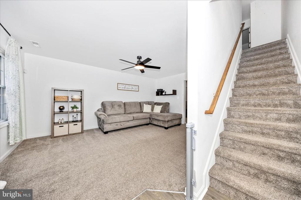 Image 3 of property listing at 916 HARWOOD RD #B, Hagerstown, MD 21740