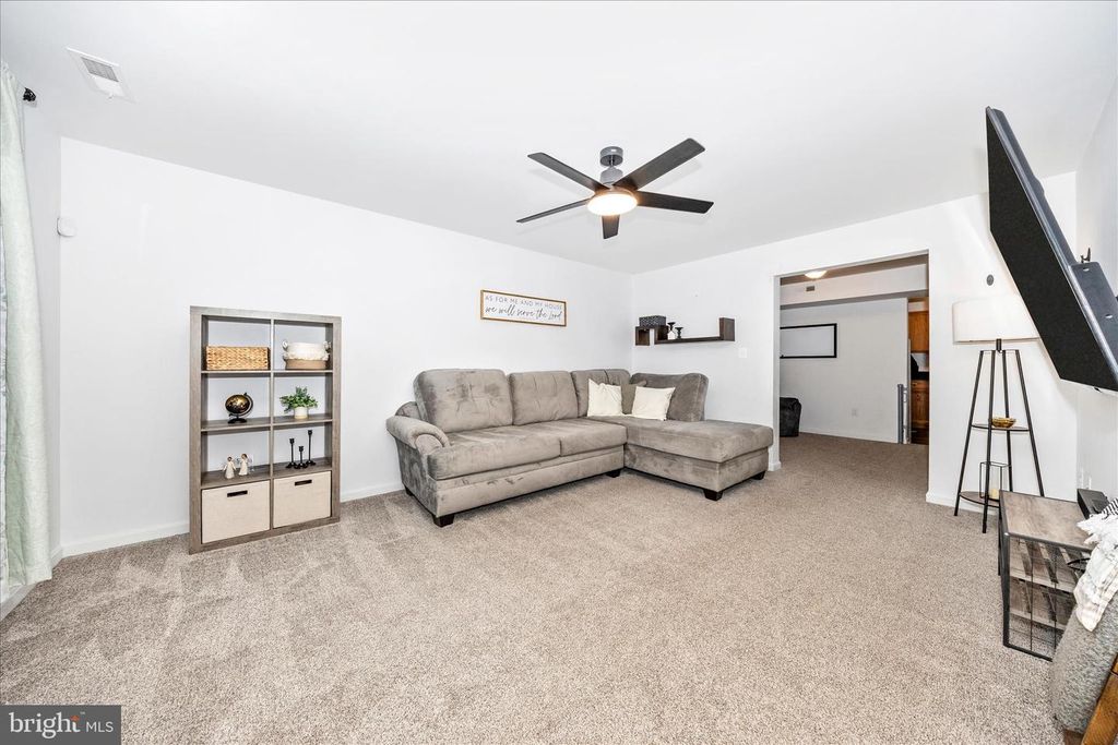 Image 4 of property listing at 916 HARWOOD RD #B, Hagerstown, MD 21740