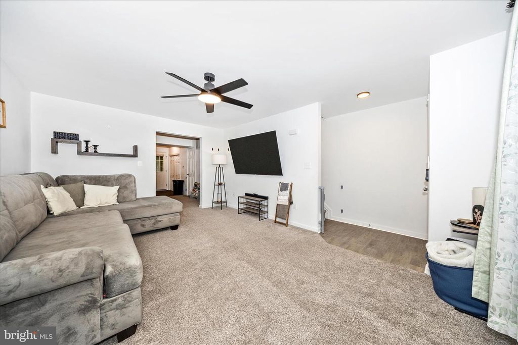 Image 5 of property listing at 916 HARWOOD RD #B, Hagerstown, MD 21740