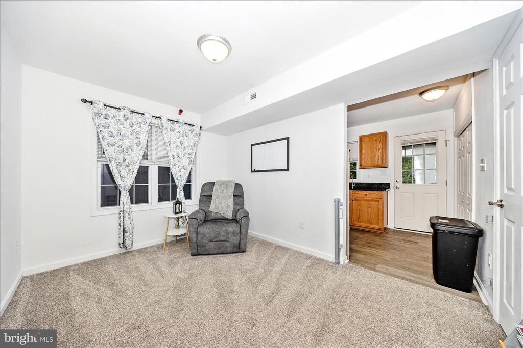 Image 8 of property listing at 916 HARWOOD RD #B, Hagerstown, MD 21740