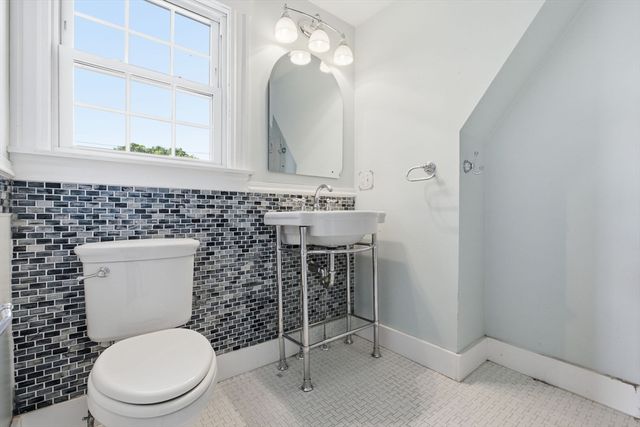 6 Ashburnham Rd, Worcester, MA 01606