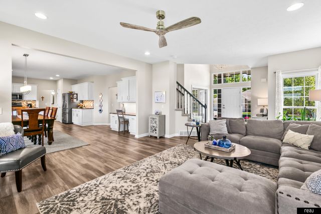 1906 S 194th Street, Omaha, NE 68130