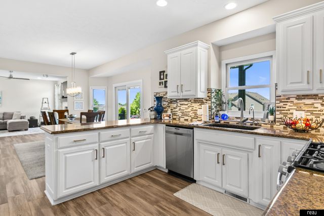 1906 S 194th Street, Omaha, NE 68130