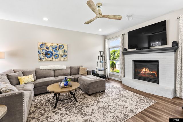 1906 S 194th Street, Omaha, NE 68130