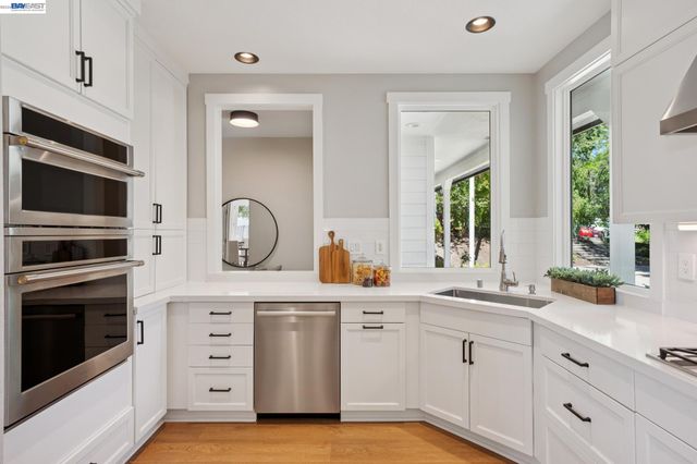 1099 Oak Hill Rd, Lafayette, CA 94549