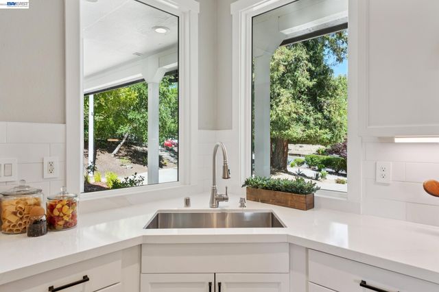 1099 Oak Hill Rd, Lafayette, CA 94549