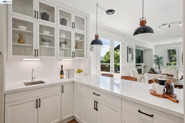 1099 Oak Hill Rd, Lafayette, CA 94549