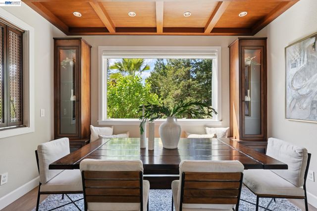 1099 Oak Hill Rd, Lafayette, CA 94549