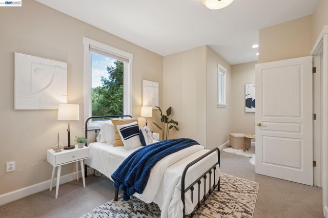 1099 Oak Hill Rd, Lafayette, CA 94549