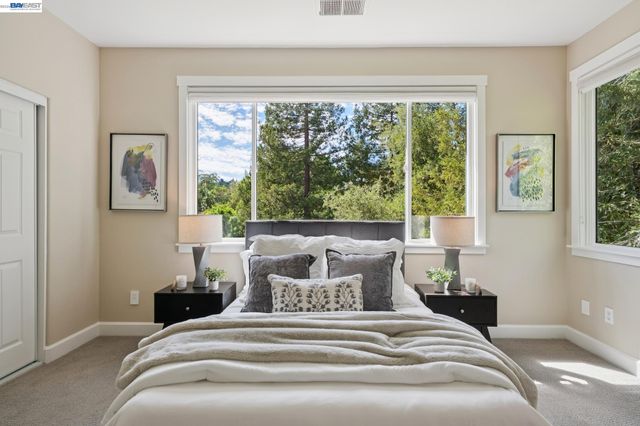 1099 Oak Hill Rd, Lafayette, CA 94549